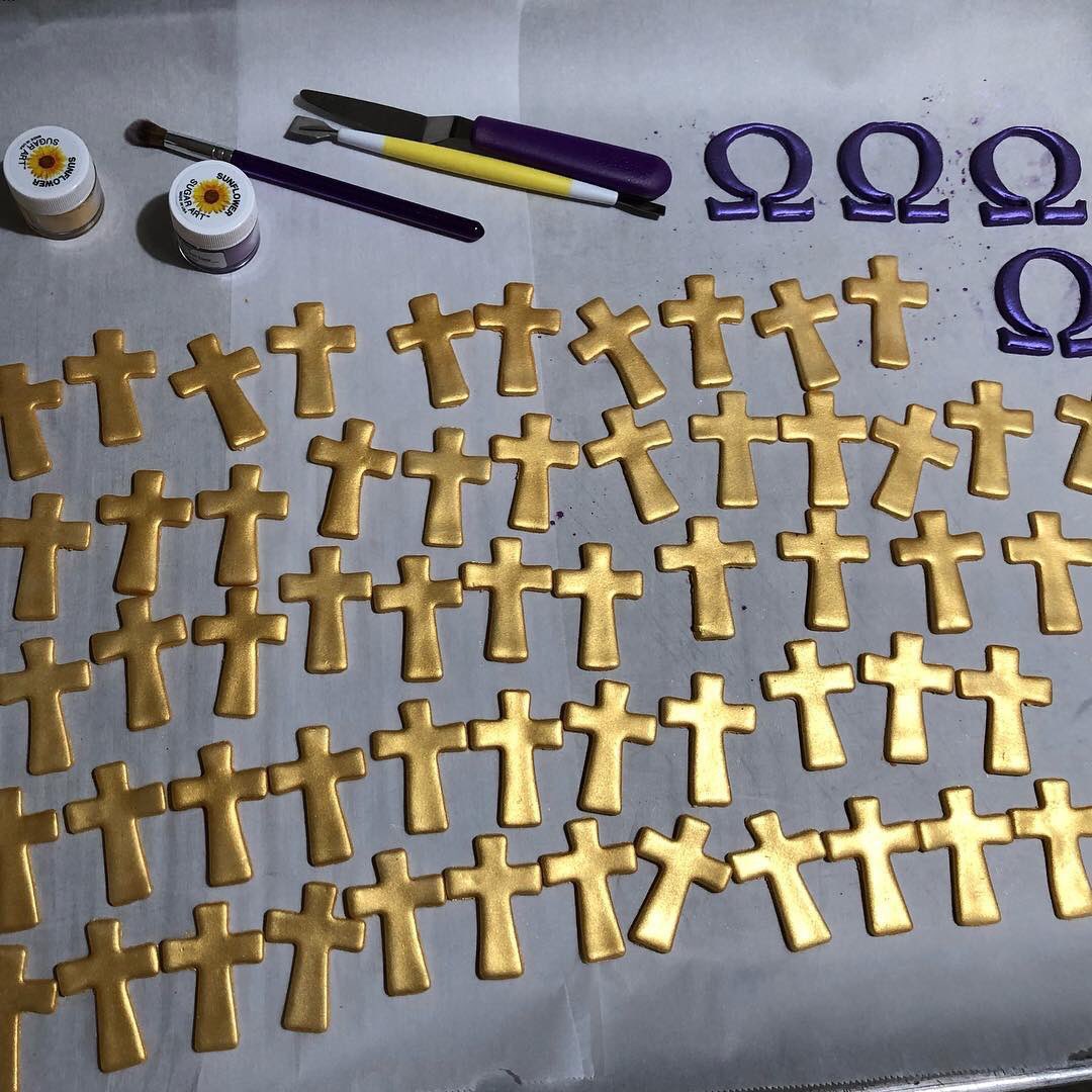 Chesserts's tweet image. Getting ready for a big weekend! So much more to do. #gold #purple #bakedtoorder #deliveredfresh #chesserts #Texas