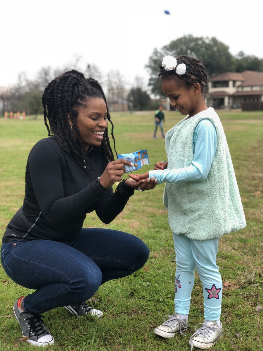 AshleyandAndyFW's tweet photo. Nothing’s better starting off your day with a great morning run and refueling with some almonds afterwards! How do you #OwnYourEveryday? https://t.co/S37zssaTQa