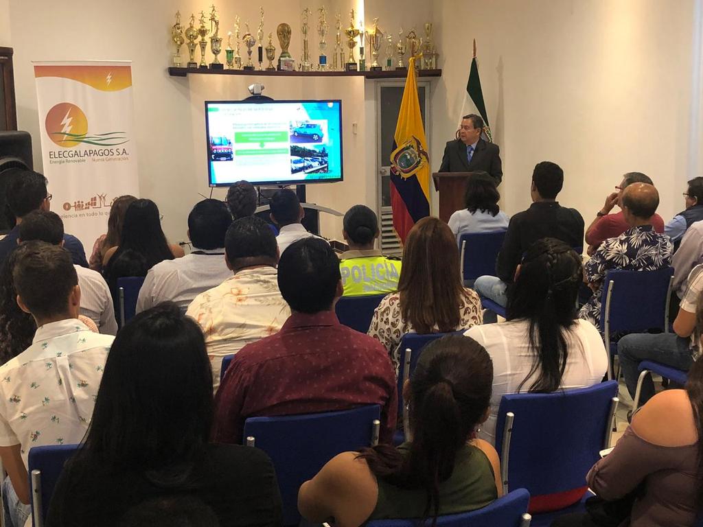 elecgalapagos's tweet photo. "Más de 30 millones de dólares se han invertido en soterramientos, cambios de redes de distribución eléctrica, implementación de luminarias #LED en alumbrado público a nivel provincial" Ing. Juan Carlos López Pdte. Ejec. #EEPG.
#RendiciónDeCuentasEEPG https://t.co/88OzHrcLvp