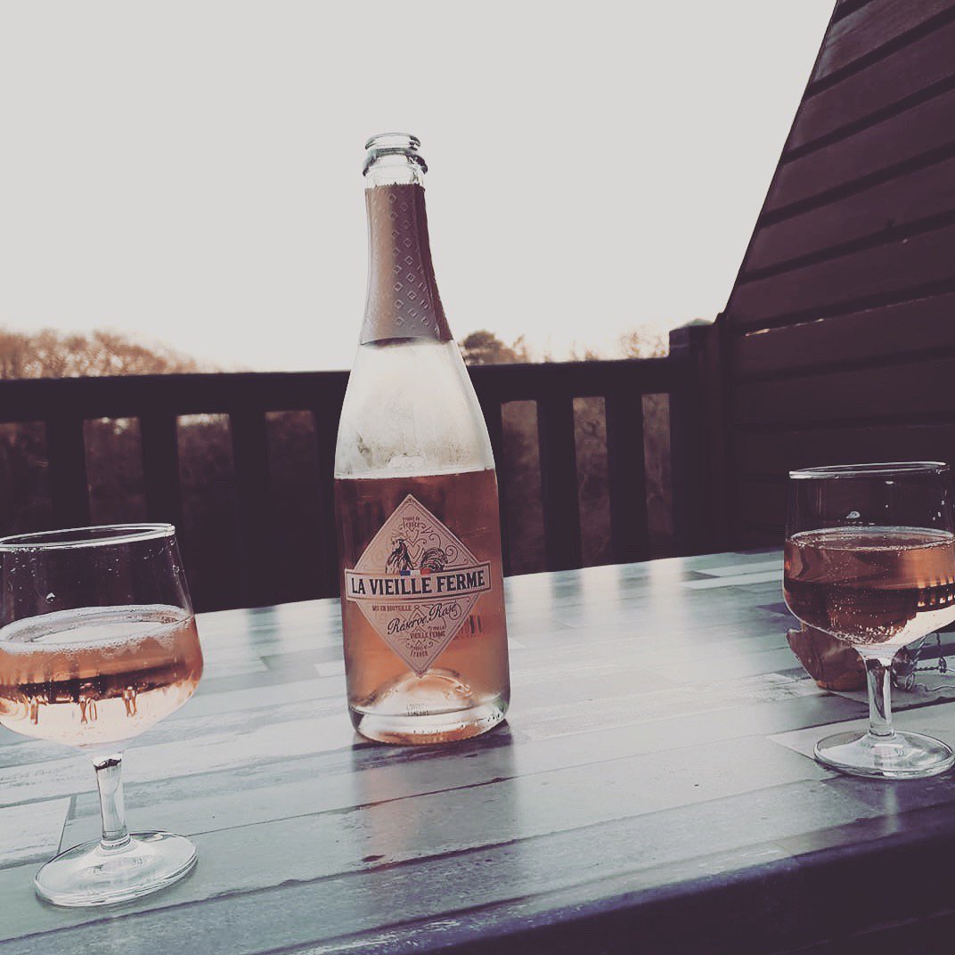 What about bubbles!? 
#lavieilleferme #lavieillefermesparkling #chickenwine #wine #sparklingwine