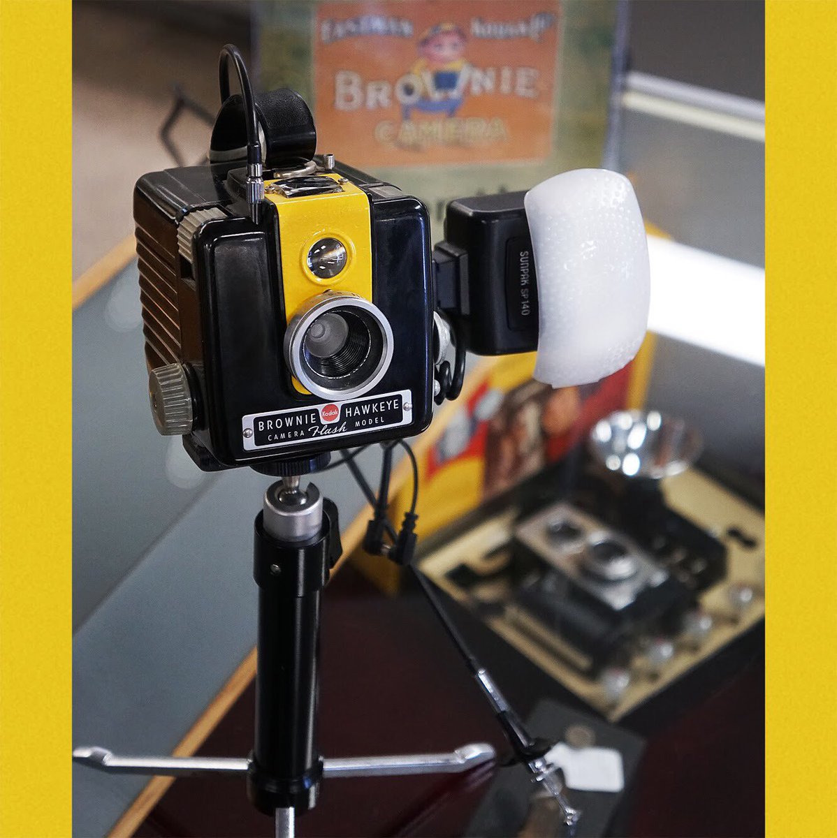 BCicamera's tweet photo. We’re almost through #BrownieCameraMonth so here’s a mythical beast! @mciphoto ‘s own Kodak Electric Bumblebee Brownie! A Hawkeye Flash modded with electronic flash sync, tripod socket, cable release, lens hood, and custom paint job! 😎 https://t.co/KfAZyAPsgy