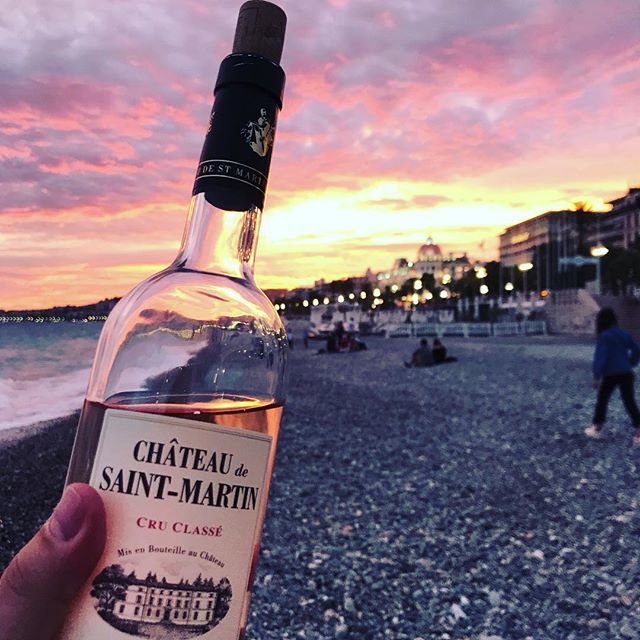 rausruf's tweet photo. Rausruf hat ein neues Bild auf Instagram veröffentlicht: Was ich jetzt brauche: Wein und Urlaub. Cheers! #unbezahltewerbung #scheissanwälte #wine #france #nice #sunset #beach #roamtheworld #wanderlust #drinks https://t.co/TMKwYb8nwA https://t.co/kVPaB7LnTy