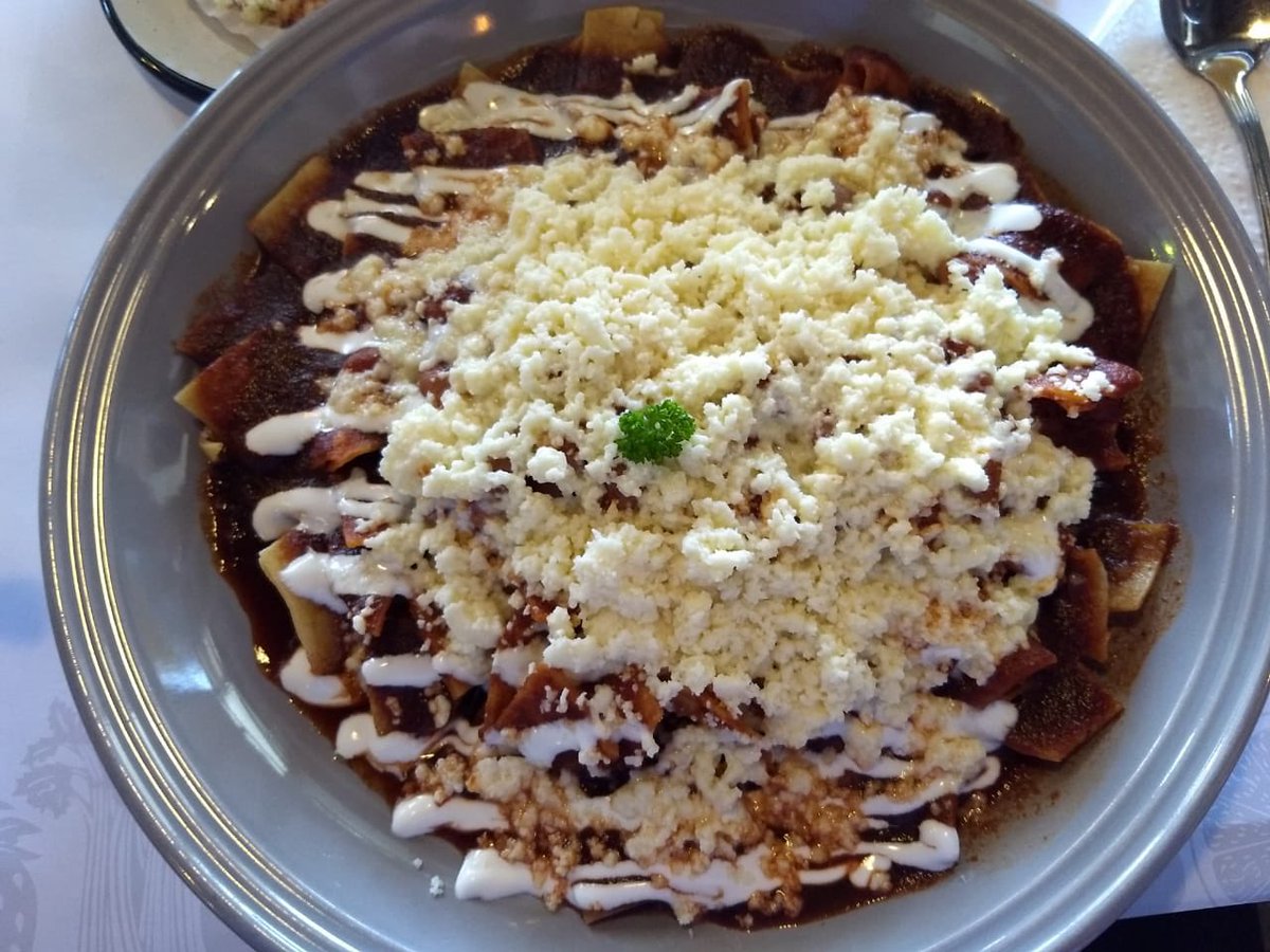 antojivoros's tweet photo. #NuncaEsBuenaIdea iniciar el día sin desayunar así que #FelizMiércoles desde #RefugioTierra en @SLPTurismo probaré #ElClasico chilaquil pero esta vez bañado en salsa de chiles secos, frijoles, crema y queso 😋claro en #SanLuisPotosi #TuDestinoSurrealista @eme_media @elheraldo_mx https://t.co/bQEkj9Rvtb
