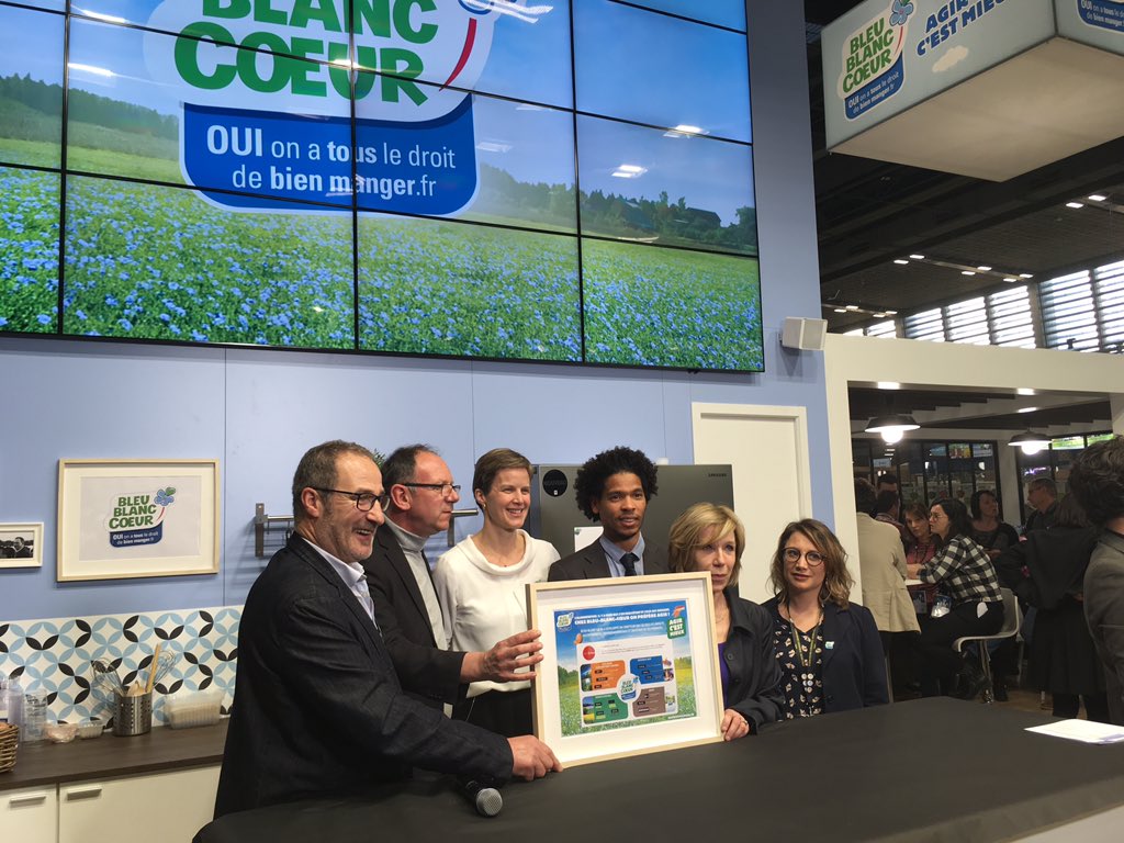 Cnous_LesCrous's tweet photo. Remise du compteur éco-nutrition @BleuBlancCoeur à Dominique Marchand, présidente du Cnous. Ce compteur valorise les impacts positifs sur la santé et l’environnement liés à l’introduction des produits Bleu-Blanc-Coeur dans les menus des Crous. #Crous #BBCauSIA https://t.co/p2xaWuK0wR