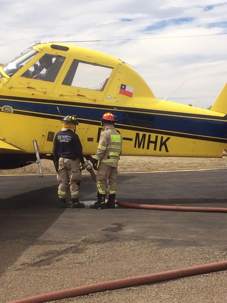 cbsantiago's tweet photo. Personal CBS y @bomberosvina continúan las labores de abastecimiento de aviones Air Tractor en Cochrane por #IncendiosForestales https://t.co/wCi8Ue0NjV