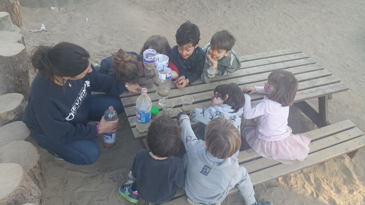 Paidoscat's tweet image. Els petits exploradors del Gerbert surten al pati i aprenen a depurar aigua al sorral! #explorem #extraescolarsgerbert