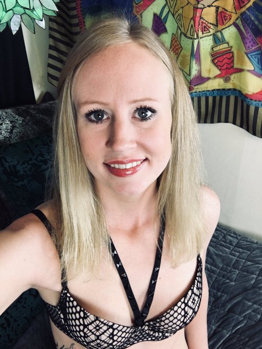 Newbie on mfc! About to go online, come say hello 🔆😊💋 https://t.co/iYYOU767YS
