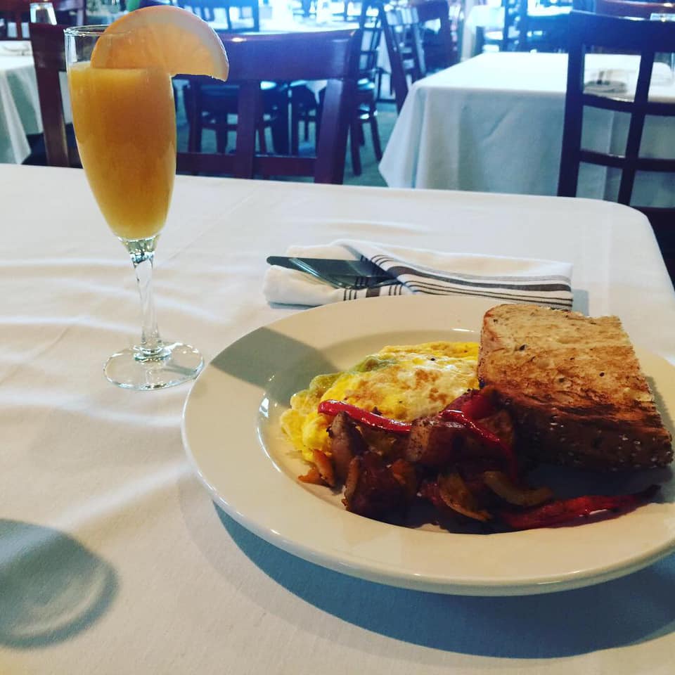 Mimosas with breakfast is always a good idea when you stay at #thelakehouseinn
#gotl #lakeerie #locallysourced #farmtotable #thisiscle