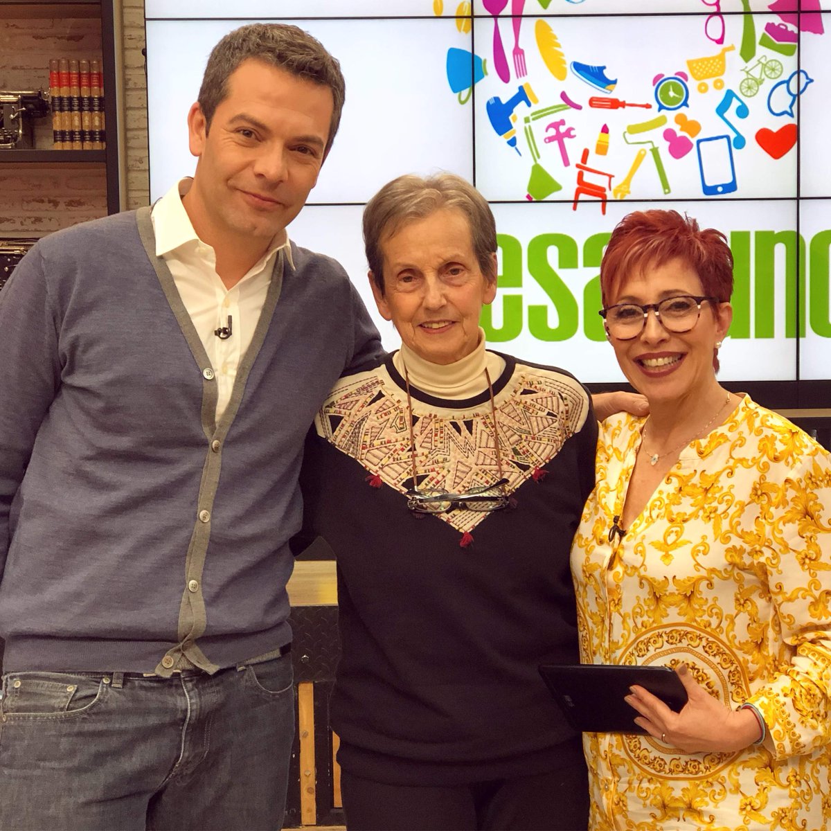 BuenDiaColrcn's tweet photo. La columnista y escritora Florence Thomas nos visitó, hizo la activación del día y nos habló sobre su última columna y los distintos tipos de violencia que sufren las mujeres en Colombia y cómo podemos erradicar el maltrato. Fue un honor tenerla con su #ActitudYBuenaVibra 👌😊 https://t.co/V22FZsyrLF