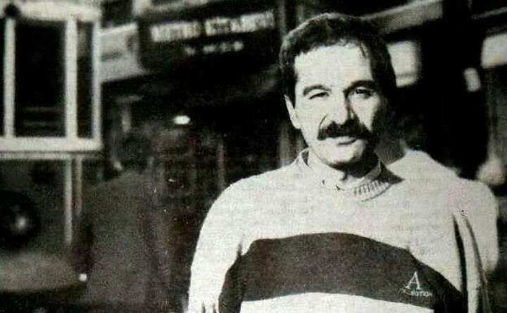 “Ahmet Erhan, Adana Demirspor formasıyla çıktığı Adıyamanspor maçında sakatlanır ve kaval kemiği kırılır. Geçirdiği bu ağır sakatlık sonucu futbola küser, şiir yazmaya başlar.”

Futboldan şiire transfer olan Ahmet Erhan’ın hayatını okumak için: derdimizfutbol.com/futbol-ve-sana…