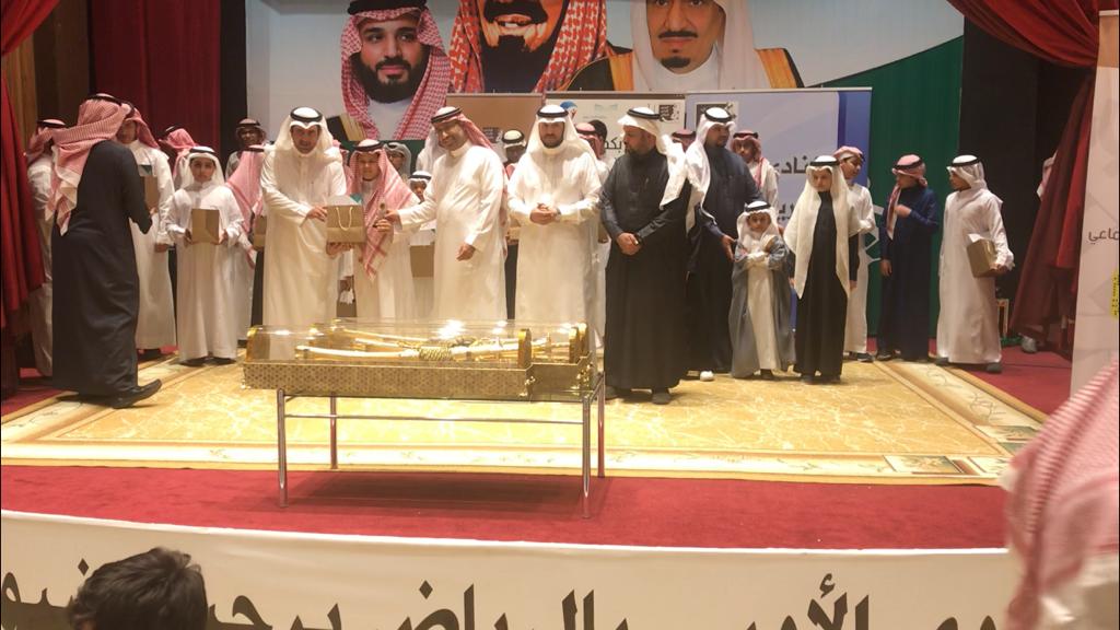 توجّت #متوسطة_الرواد_فرع_المنصورة  
بالمركز الرابع على مستوى #ادارة_الرياض  في مسابقة فارس الفرسان ممثلة ل #مكتب_تعليم_العزيزية في النادي الأدبي بالرياض  بالطالب/ سعود بندر النهدي ومدربة المعلم محمد شاهين
 وتم التكريم  من مدير إدار النشاط الطلابي 
 الدكتور/ أنور أبو عباءه