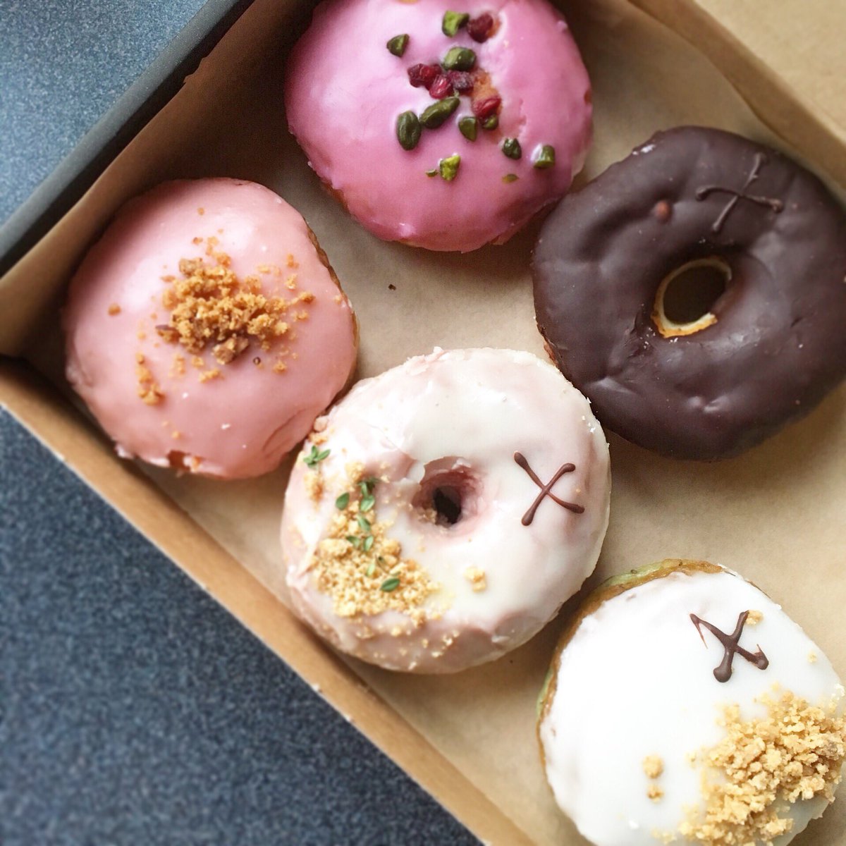 Wishing we still had this stash of doughnuts to snack on 🍩 ☹️If you’re out and about in London and happen to pass a @crosstowndoughnuts Shop you should definitely take the opportunity to go in and try something 👌🏻 #vegandoughnuts