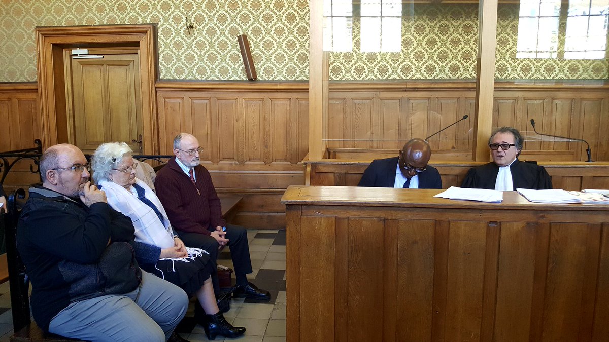 Celine_Lang's tweet photo. Dans l'affaire des #dénonciations calomnieuses à l'encontre d'un #prêtre de Baye dans la #Marne, les prévenus ont été condamnés à 3 mois de prison avec sursis, 500e d'amende et obligation d'afficher la décision de justice en mairie de Baye. #justice @France3CA https://t.co/7xW3zEnyO5