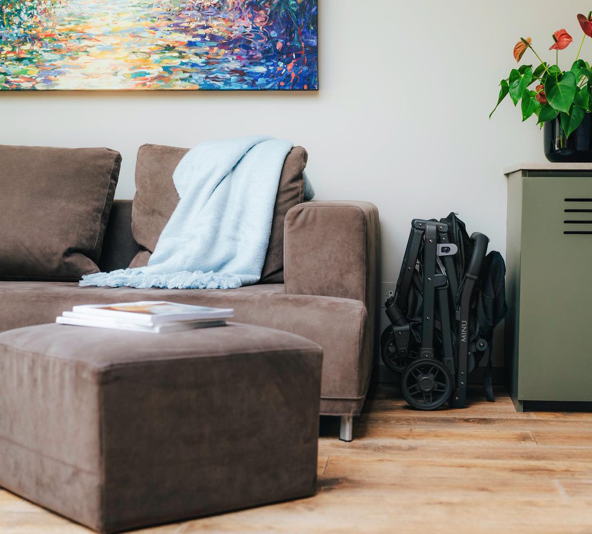 UPPAbaby's tweet photo. The #UbMINU compact stroller is light-weight and weighs in at just under 15lbs. The one-handed fold allows parents to hold their little one in one hand and fold the stroller in another! Find out more about the MINU here: https://t.co/TPaLaiBTct.
#UPPAbaby #stroller #UbMINU https://t.co/Zrvrf3IhCx