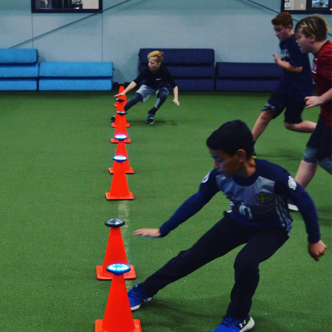 TheSportsArmory's tweet photo. The @fitlighttraining 💡 system provides us with many fun and different variations to our training. Plus all the athletes love using them! 😎 

#ArmedForSUCCESS #TheSportsArmory #Tulsa #FitLightTraining https://t.co/vO0OCXy77V