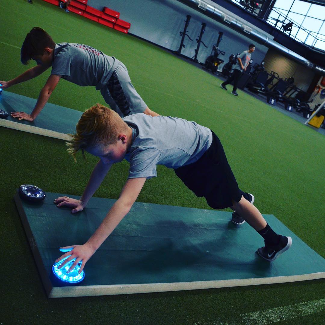 TheSportsArmory's tweet photo. The @fitlighttraining 💡 system provides us with many fun and different variations to our training. Plus all the athletes love using them! 😎 

#ArmedForSUCCESS #TheSportsArmory #Tulsa #FitLightTraining https://t.co/vO0OCXy77V