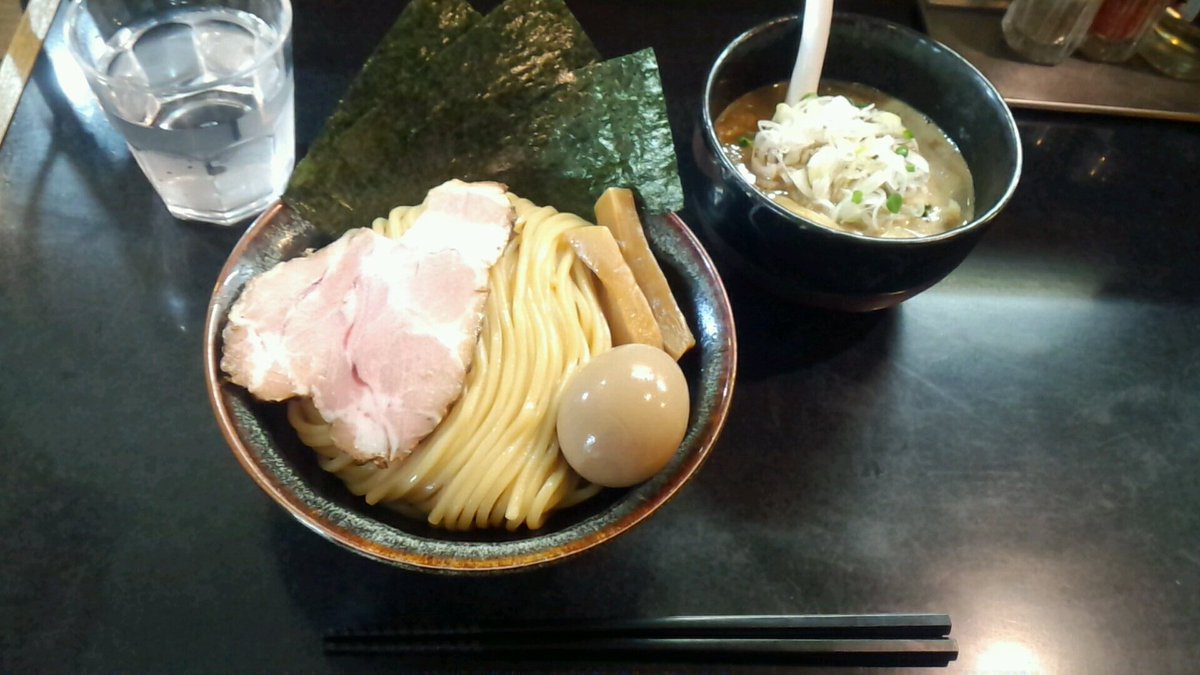men_kut0803's tweet photo. 自分自身始めての仕事であって
未熟で迷惑かけて怒られてばっかり
だったけどやり応えある仕事でした！
自分が残り数日しかいないとわかり
常連さん方が店にいらして
本当に嬉しかったです！！
仕事のやりかた、常識、様々なことを一から細かく丁寧に教えてくださった
大城社長には感謝です！！ https://t.co/DcoCUMa219