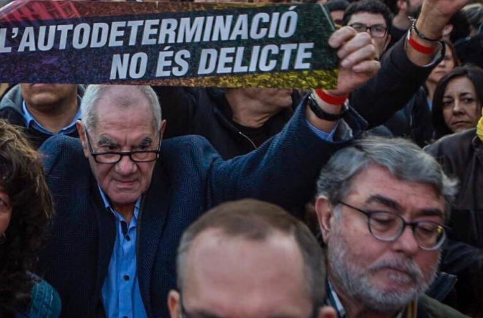 sergiobarcelona's tweet photo. Ernest Maragall, que se manifiesta junto a quien ha asesinado en nombre del supremacismo separatista, acaba de llamar inhumana a Inés Arrimadas por el hecho de respetar que se juzgue a unos golpistas. Este indecente moral es el candidato de ERC -ese partido de racistas- para BCN. https://t.co/4SGomspZDX