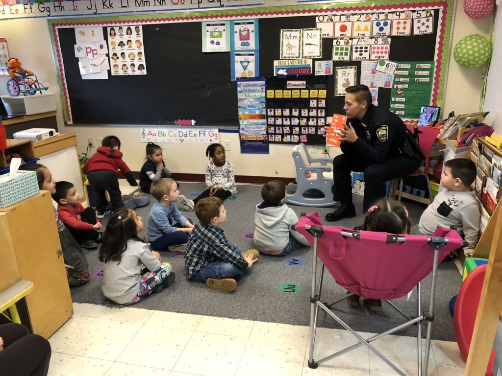 amandas97002936's tweet photo. @frps_Greene Awesome guest reader this week for READ ACROSS AMERICA @FallRiverPD https://t.co/9ILupMwuYl