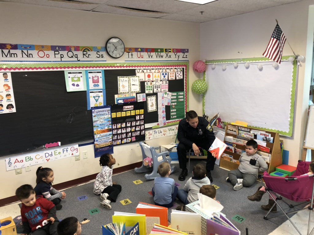 amandas97002936's tweet photo. @frps_Greene Awesome guest reader this week for READ ACROSS AMERICA @FallRiverPD https://t.co/9ILupMwuYl