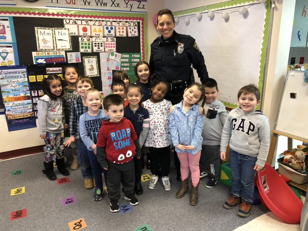 amandas97002936's tweet photo. @frps_Greene Awesome guest reader this week for READ ACROSS AMERICA @FallRiverPD https://t.co/9ILupMwuYl