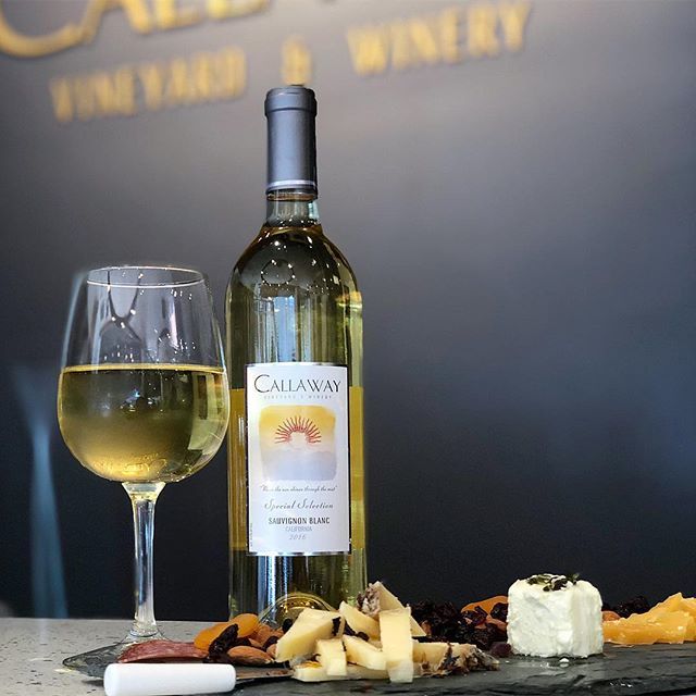 sdfoodgirl's tweet image. Happy WINERY Wednesday! 🍷 @callawaywinery has a beautiful winery and vineyard in Temecula 🍇, but did you know they also have a Tasting Room in the Gaslamp Quarter?! #wineywednesday 
#sandiegofoodgirl ☀️🍴🍓🤗 —————————————————————
🍷 Sauvignon Blanc
🧀 Charcuterie board
Wine …