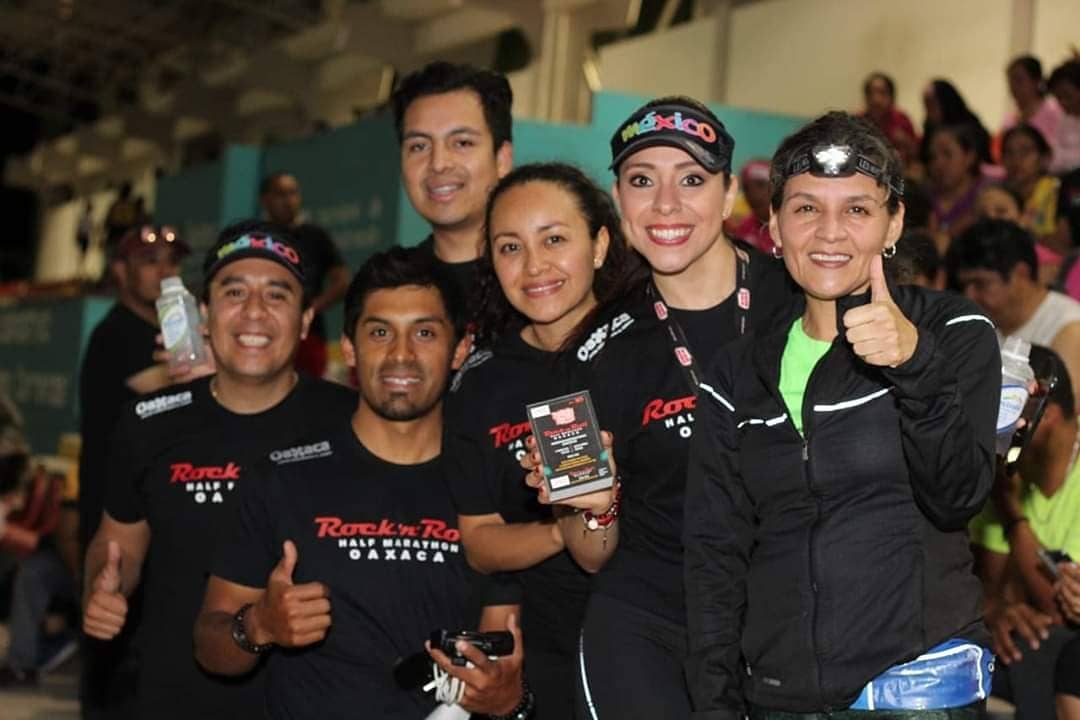 RunInOaxaca's tweet photo. Así de bueno se puso el #Split5 rumbo al #RnROaxaca.
Tuvimos la visita de Luis Galvez, Director de @RnRMexico y de @MontseHeinze, directora de la @CECUDE_GobOax quien nos acompañó todo el trote y al final regaló pases extras para el concierto a todos los corredores. 
#SomosRunIn https://t.co/vLl9XXxoZz