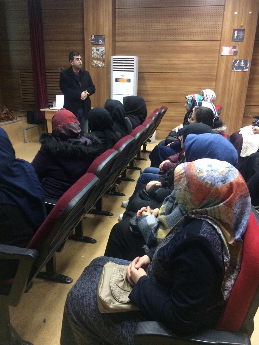 Veli akademileri kapsamında okulumuz rehber öğretmeni Fatih Ilgaz 8. Sınıf öğrencilerimizin velilerine Verimli ders çalışma yöntemleri ve liselere geçiş sınav sistemi hakkında seminer gerçekleştirdi. @Istanbul_ILMEM  <a href="/sultangazimem1/">Sultangazi İlçe Millî Eğitim Müdürlüğü</a> <a href="/2525Ibrahim/">İbrahim Çulfaoğlu</a>