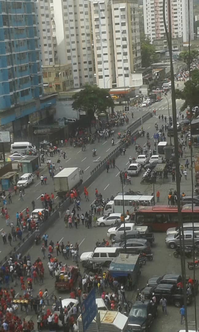 Juancavidal's tweet photo. 1/2
Informan que Maduro no vino a Petare, al parecer motivado a la poca convocatoria.

Se gastaron un realero trasladando gente de todo el país y llenaron una cuadra solamente.

Así estaba la avenida Fco de Miranda a menos de 100mts de la tarima al momento que hablaba Diosdado. https://t.co/ra35BJsETK