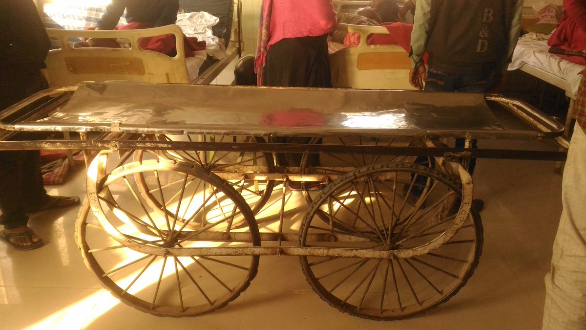 Apvmails's tweet photo. trauma centre dist. hsptl.barabanki #stretcher cum theliya no availability of single wheel chair in any ward govt. need to concern about https://t.co/bUhHBiVxav