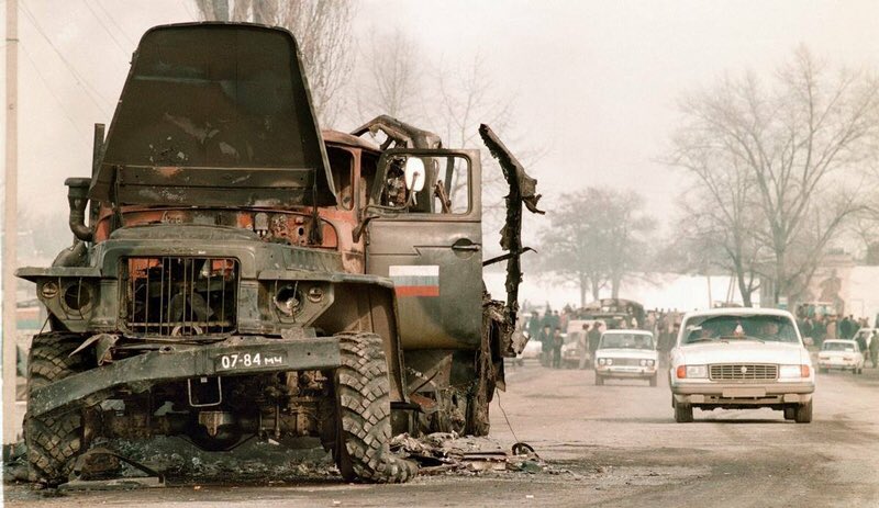 Ruslar, 2. Dünya savaşında dahi karşılaşmadıkları bu yenilgiyle tugay seviyesinde bir askeri birliği tamamen kaybettiler Grozni’de. 1 Ocak 1995, Rus ulusu için kapkara bir tarihti.