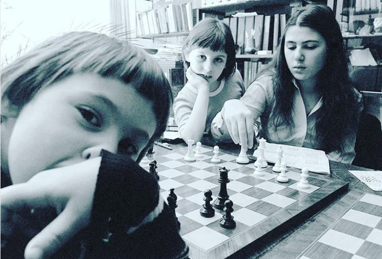 chesstips_fr's tweet photo. Le quiz du mercredi 27 février 2019. Pourriez-vous citer les prénoms des 3 sœurs Polgar ? La réponse sur notre page 👉🏿 https://t.co/nhEzxYNAXJ
#Echecs #Chess #Ajedrez #Шахматы #Schach #Scacchi #Sjakk #Xadrez https://t.co/LIA4Xn5C13