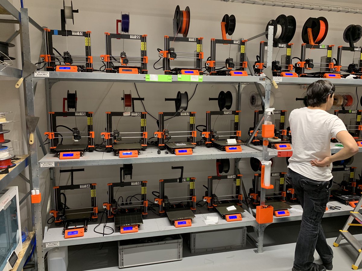 KutilDomaci's tweet photo. Na návštěvě u Průši. V PrusaLabu mají opravdu úžasné stroje, ke kterým se člověk hned tak nedostane... 😲👌🏼😎 @Prusa3D #PrusaLab #Prusa3D https://t.co/3P0JJy83XQ