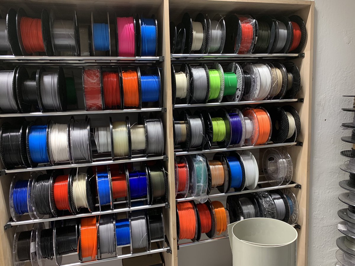 KutilDomaci's tweet photo. Na návštěvě u Průši. V PrusaLabu mají opravdu úžasné stroje, ke kterým se člověk hned tak nedostane... 😲👌🏼😎 @Prusa3D #PrusaLab #Prusa3D https://t.co/3P0JJy83XQ