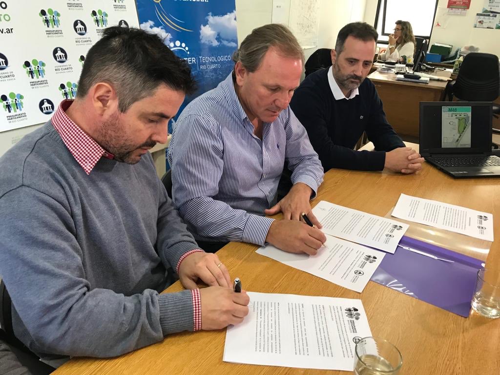 clusterrio4's tweet photo. 📝 Hoy se firmó un convenio entre la Municipalidad de Río Cuarto y el Cluster Tecnológico para la ejecución de la Plaza Tecnológica en el marco del Presupuesto Participativo 📝
Estamos avanzando de cara a la consolidación del Parque Científico Tecnológico en la Manzana 48. https://t.co/bwwq4UHm10