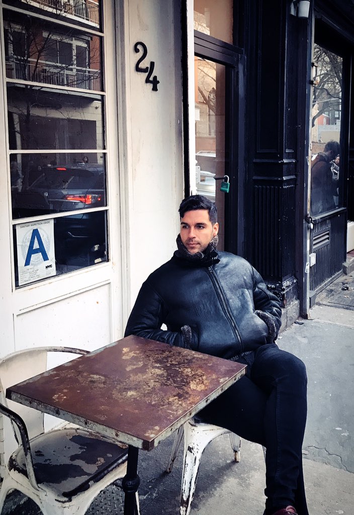 A veces tú alma se reencuentra consigo  misma en algún lugar y empiezan a sentir ,a percibir y recordar  y te dejan a ti como solo un espectador viendo y sintiendo su reencuentro , ellas platican y sabes perfecto que es de ti de quién hablan 🎱             #littleitaly #NewYork