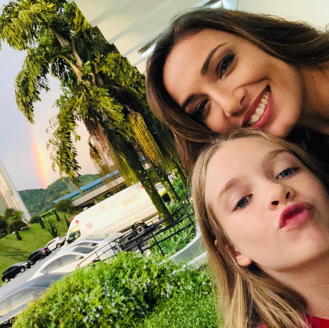 MAEFERNANDAVILA's tweet photo. Bom dia 😍👋💐 com minha gatinha @minilorenaloira https://t.co/w7epBFpxni