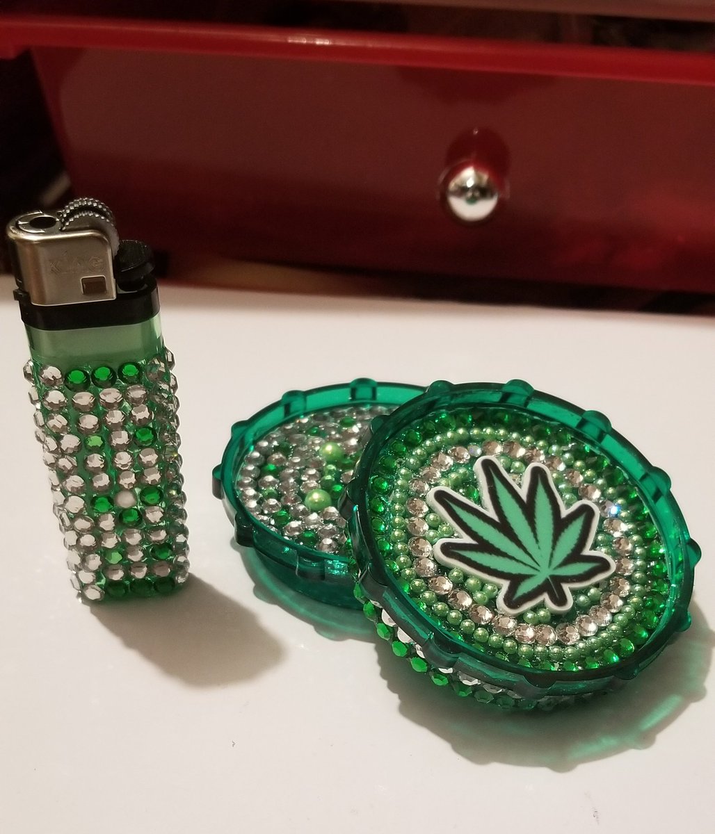 imkijafa's tweet photo. Be sure to follow @KijafaKreationz for your #CustomAccessories... #Bling #PhoneCases #HandHeldMirrors #HandmadeCandles #CustomBadgeReels #Cricut #SmallBusinessOwner #BlingBottles #Etsy #420 https://t.co/KR3EYV0CEa