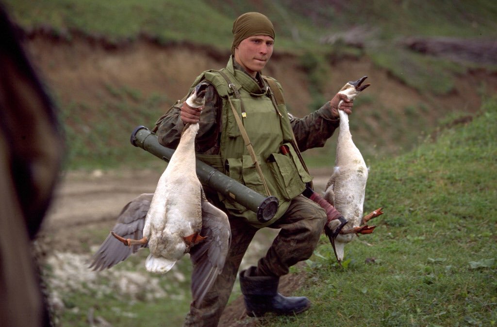 Bir süre sonra içinden çıkılmaz bir hal alan bu durum Rusları ‘kontraktigidi’ denilen paralı askerlere yöneltti. Tamamı ağır ceza hükümlüsü binlerce mahkum, 1995 yılında çıkarılan bir şartlı salıverme yasasıyla Çeçenistan’a gönderildi.