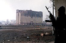 Çeçenler, 31 Aralık 1994 günü başlayan Grozni kuşatmasında Ruslara ağır darbe verdikten sonra Aslan Mashadov tarafından Kafkas dağlarına çekilme kararı alındı. Rusların havadan bombaladığı, bu nedenle harap olan şehirde korunacak pek birşey kalmamıştı zira.