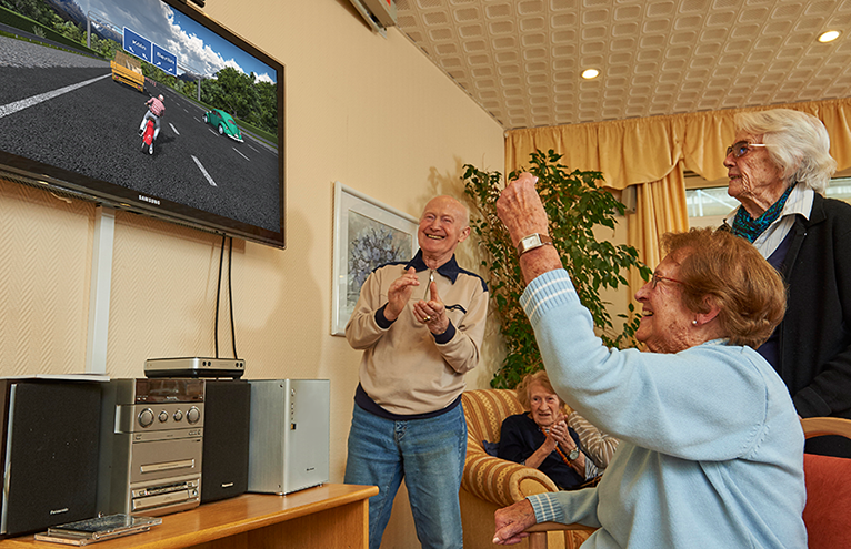 edit_magazin's tweet photo. 🎮 Zocken für mehr Vitalität 🎉
"RetroBrain" bringt Spaß in Altenheime – und will damit Krankheitssymptome verbessern. 👵🏼👴🏼
Wie die Therapie mit der Spielekonsole funktioniert, erfährst du hier: https://t.co/V21psc0Av4
#zocken #gaming #altenheim #editedge #editmagazin #hdm https://t.co/PirKCoS4jF
