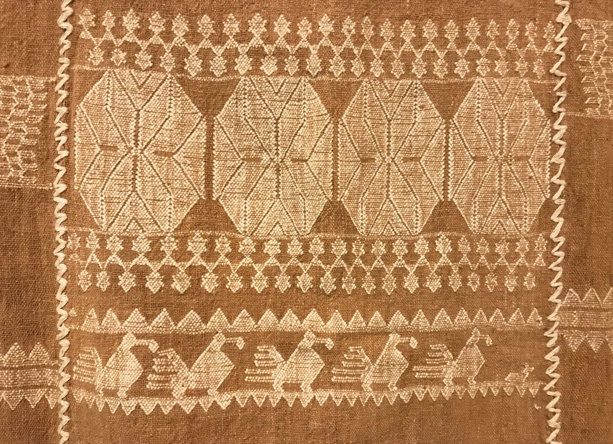 MUSEO_TEXTIL's tweet photo. Huipil tejido, años 1960, Zacualpan, Ometepec, #Guerrero. Un ejemplo sobrio y elegante, que ilustra la variación en los diseños geométricos de carácter gráfico en blanco sobre #coyuchi. Conócelo en la expo "Coyuchi y blanco - flores de algodón" #MTO https://t.co/VF2zZL3MmG