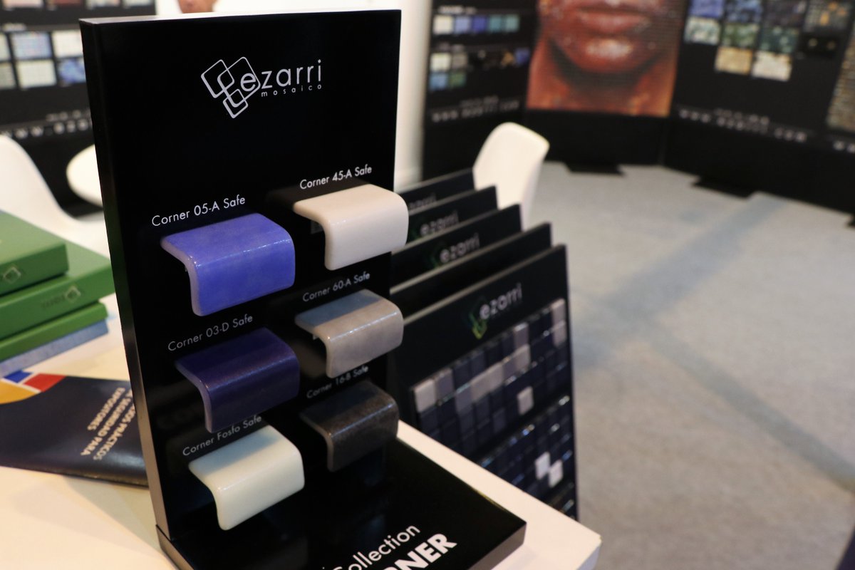 Con la misma textura que los mosaicos antideslizantes, estas nuevas e innovadoras piezas CORNER DE <a href="/ezarri/">Ezarri mosaics</a> porporcionan una transición segura y continua en los escalones de la piscina #Tecnova2019