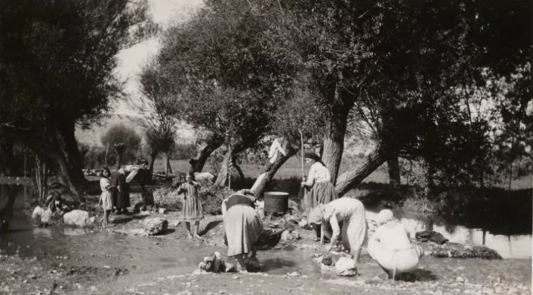 ouranothen's tweet photo. #Ορχομενός 1933-34.
Το καθημερινό πλύσιμο ρούχων.
Φωτογράφος #RichardHowland.
Αρχείο #BlegenLibrary #ArchivesASCSA.
#Greece #photography #blackandwhitephotography #blackandwhitefoto #fotografia https://t.co/no6So3uRCc