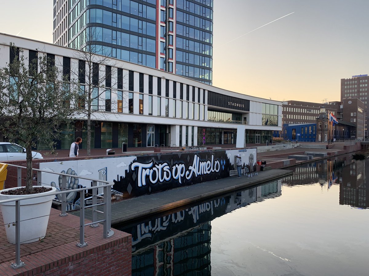 Even omkijken terwijl ik het stadhuis <a href="/Gemeente_Almelo/">Gemeente Almelo</a> uitloop en kijk: een spiksplinternieuw werkstuk van de mensen van pvcc.nl! ‘Trots op #Almelo’ Zo is het! #awtd