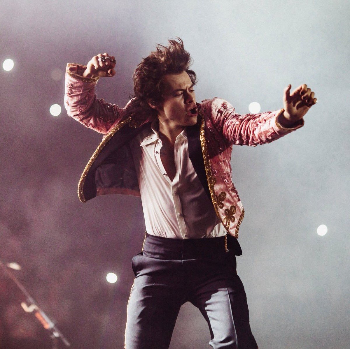 11.04 LONDON 1, UK I've put my effort to this one to be that respective(lol) I mean to enhance the royality vibe on Harry's fav suit of the tour(hi LA2) so I (kinda) managed to blend the pink and black on.. that.. one. #Gucci