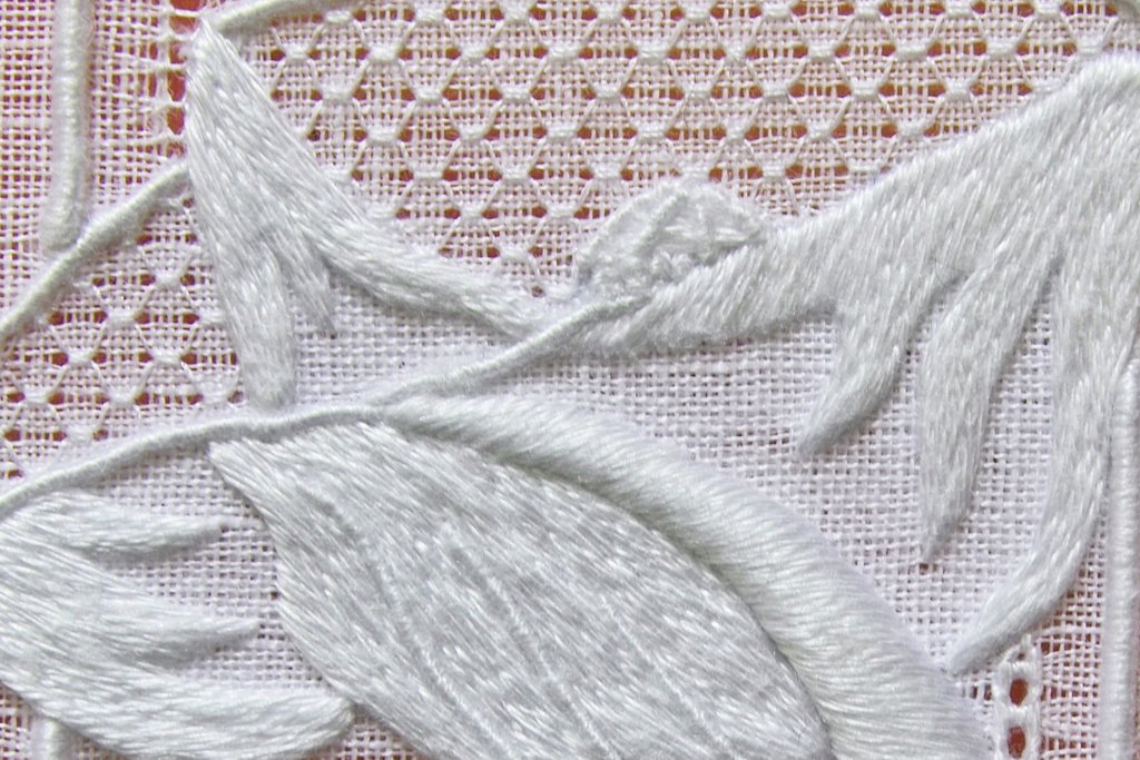 Wellembroidered's tweet photo. So I've written a post on the history of Pulled thread work and I've also included a free stitch tutorial from my whitework brooch kit, if you want to have a go. https://t.co/JgfvTZG9er

#whitework #pulledthread #handembroidery #embroidery #stitchtutorial #learnembroidery https://t.co/5QuC0n9DNp