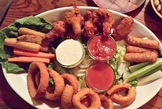 northwoodsinnsg's tweet photo. You’ve made it halfway through the workweek and you deserve our Loggers Combo: #wings, #onionrings, #zucchinisticks, #mozzarellasticks all dippable in our tasty #Marinarasauce and North Woods #BlueCheese dressing. $2 off during #HappyHour 4-7pm #Ideservethis, #Humpday https://t.co/IRwJww2tVX