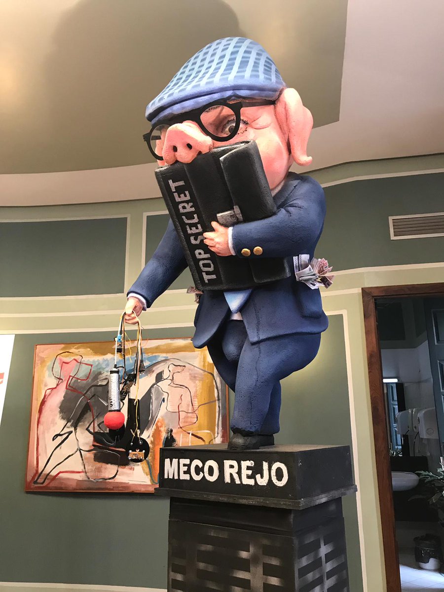 Mocidade_Compos's tweet photo. Chega o #Entroido19 a #Compostela, que se desenvolverá do 2 ao 6 de marzo.
🗣 Manuel Jabois dará o pregón
🐷O Meco creado por José Manuel Méndez está inspirado no excomisario Villarejo
🦸♀️🦹🏻♀️🧝♂️ Case 14.000€ en premios no desfile
Programa ➡️ https://t.co/NE1AAjsDu2 https://t.co/EGwpyrEN4g