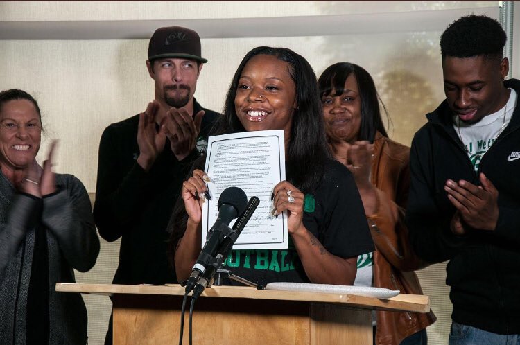 _Theizzyproject's tweet photo. Female Football player makes history with “FULL” College scholarship offer 💪🏿💪🏿💪🏿 https://t.co/UADHmoKaRO
